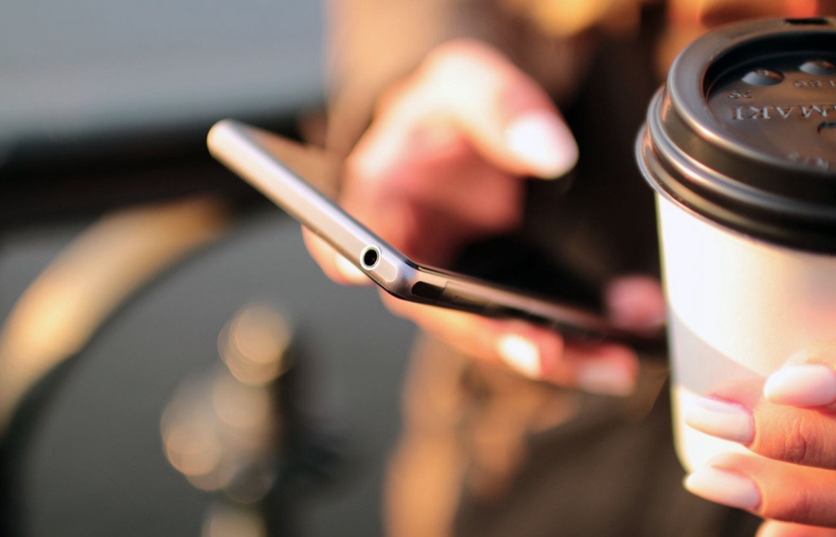 スマートフォンでメッセージを確認する手元